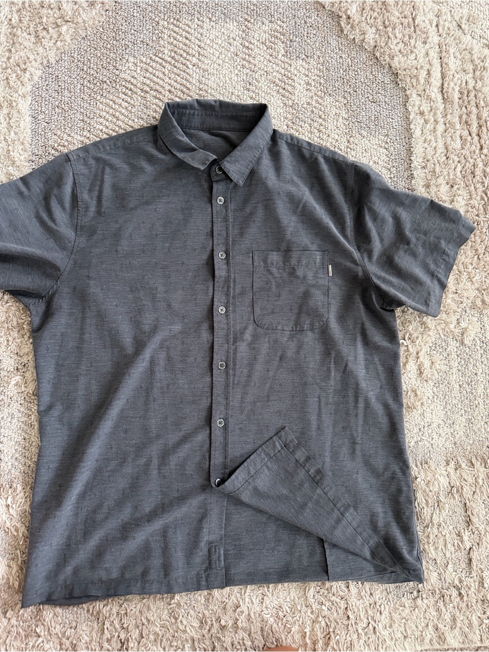 Vuori Men's Short-Sleeve Button-Down Shirt — Charcoal Gray